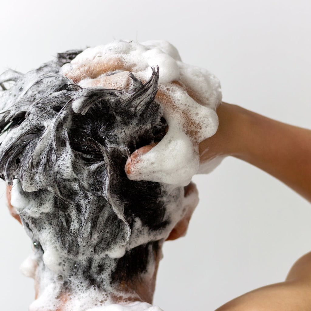 Homme qui se lave les cheveux