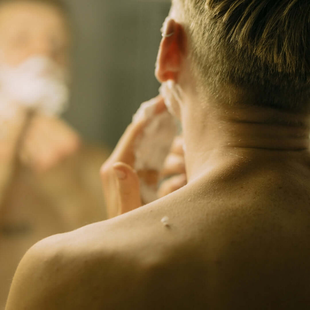 Homme qui applique du gel à raser