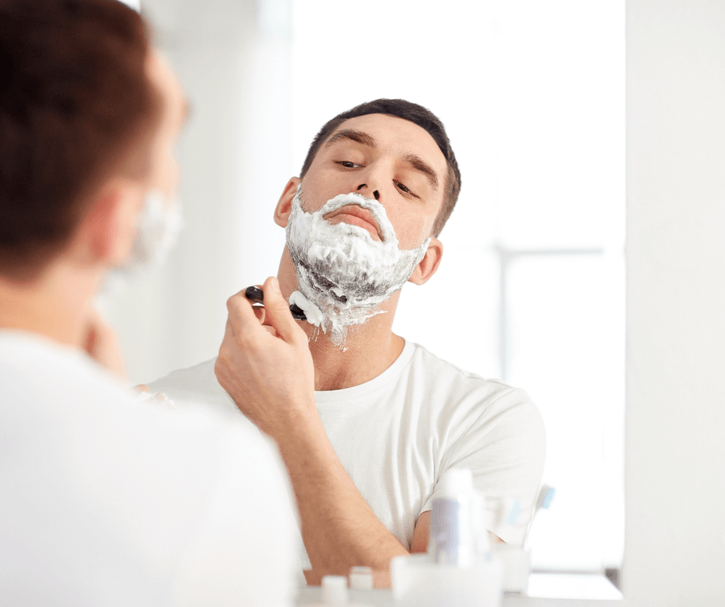 Homme en train de se raser