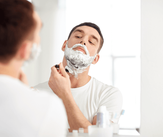 Homme en train de se raser