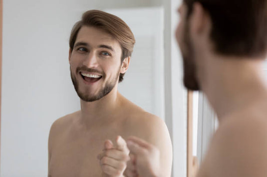 Homme souriant salle de bain