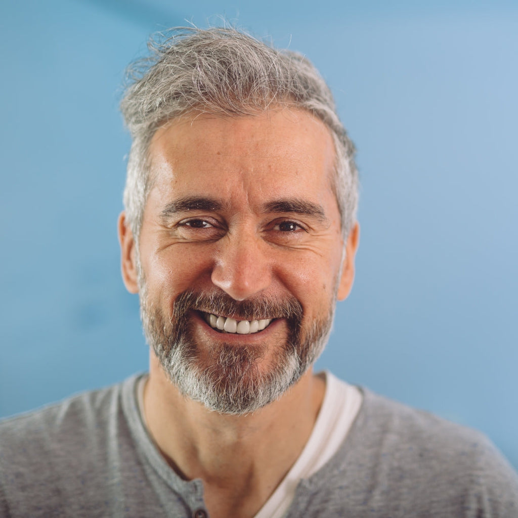 Homme au cheveux gris souriant