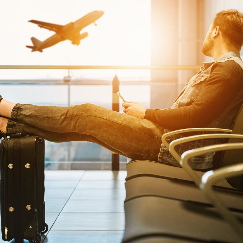 Homme se préparant à prendre l'avion