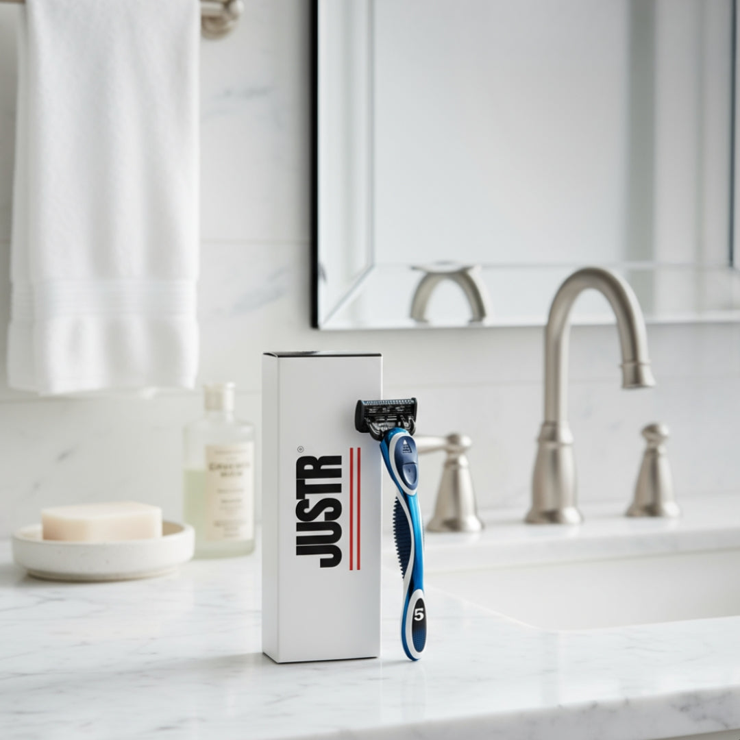 Rasoir JUSTR et son packaging, fond saint-valentin