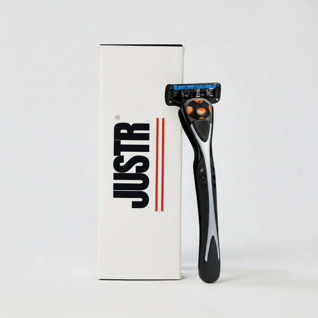 Rasoir antidérapant JUSTR appuyer contre son packaging